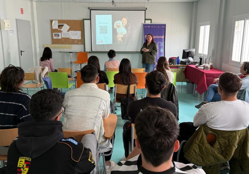 Asistentes a la ponencia prestando atención.